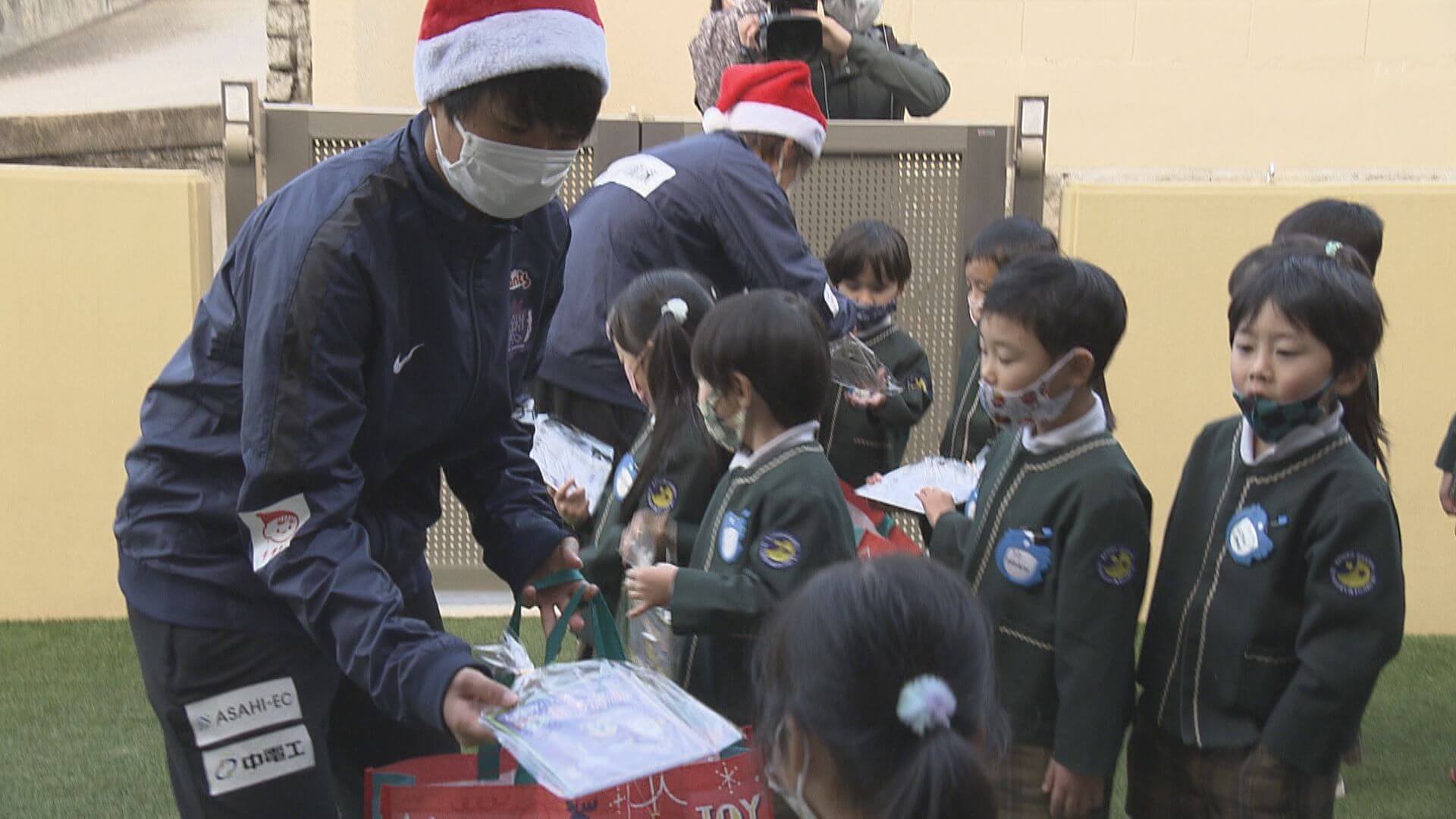 サンフレッチェ広島レジーナ 子どもたちにクリスマスプレゼント ニュース 報道 Home広島ホームテレビ