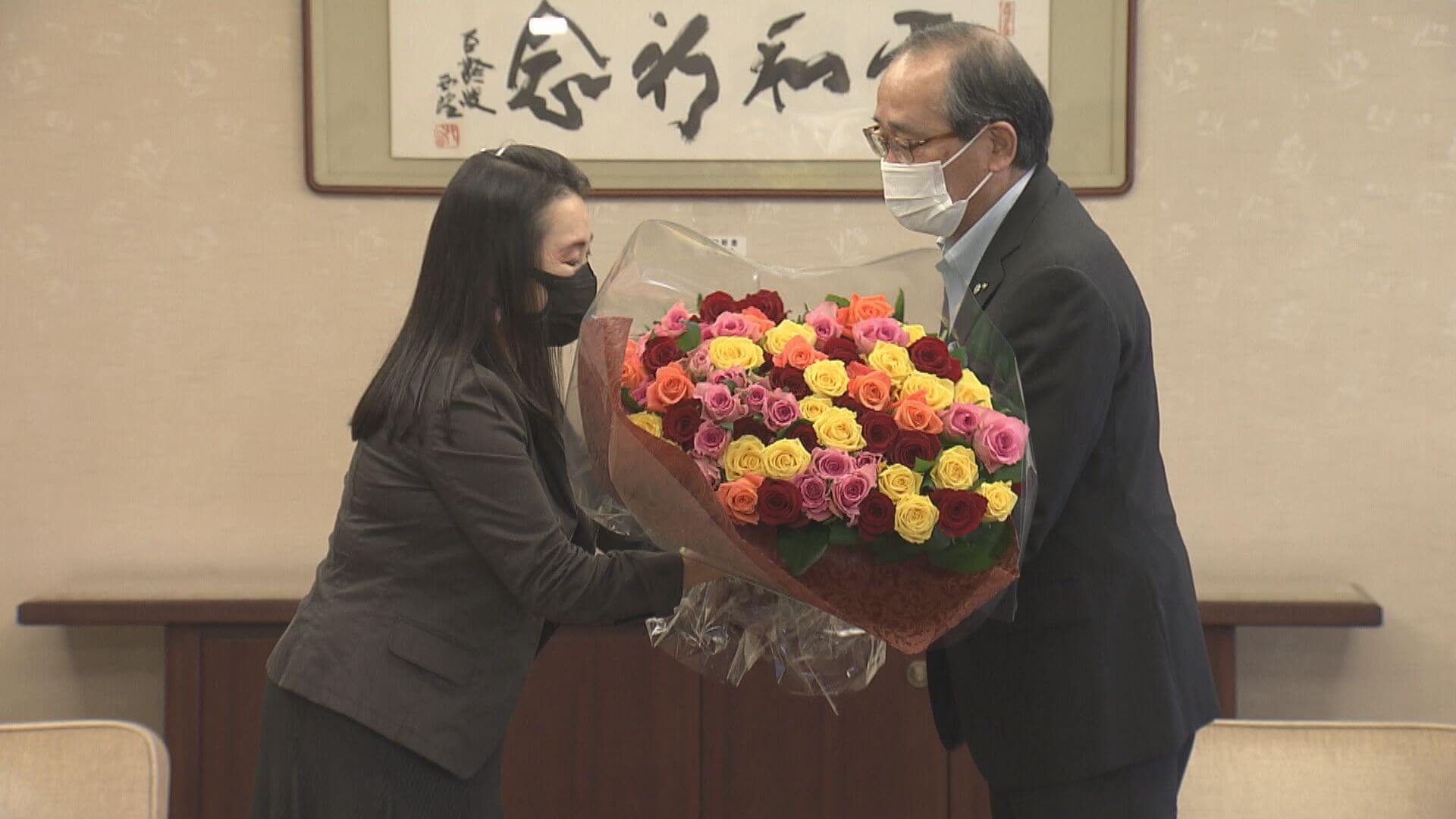 １９日は 父の日 広島市長にバラの花束贈呈 ニュース 報道 Home広島ホームテレビ