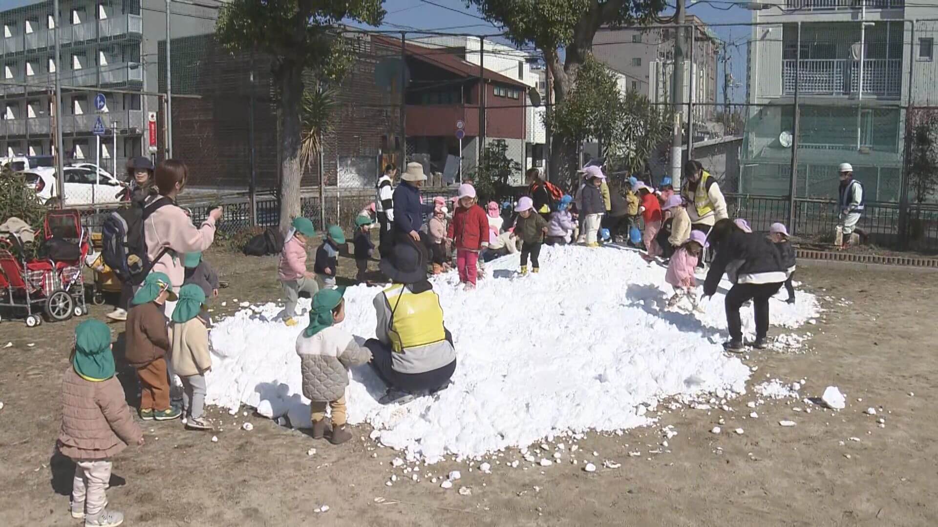 西区陥没事故から５カ月　保育園児に雪のプレゼント　広島